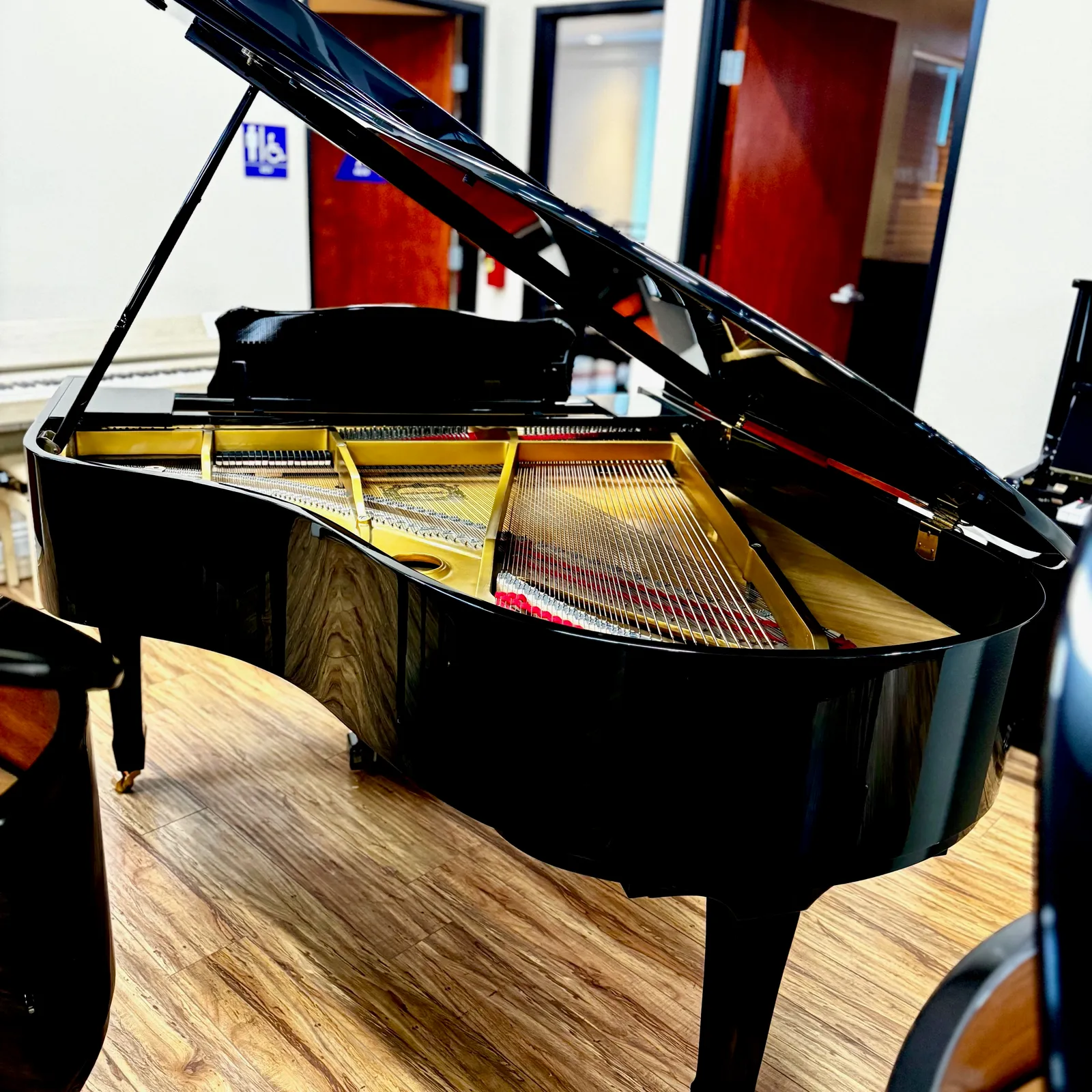 1984 young chang g185 grand piano ebony polish